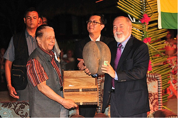 Gift: Sir James presents the coco-de-mer to Prime Minister Jugnauth